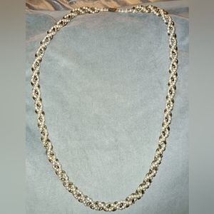 Pretty twisted necklace